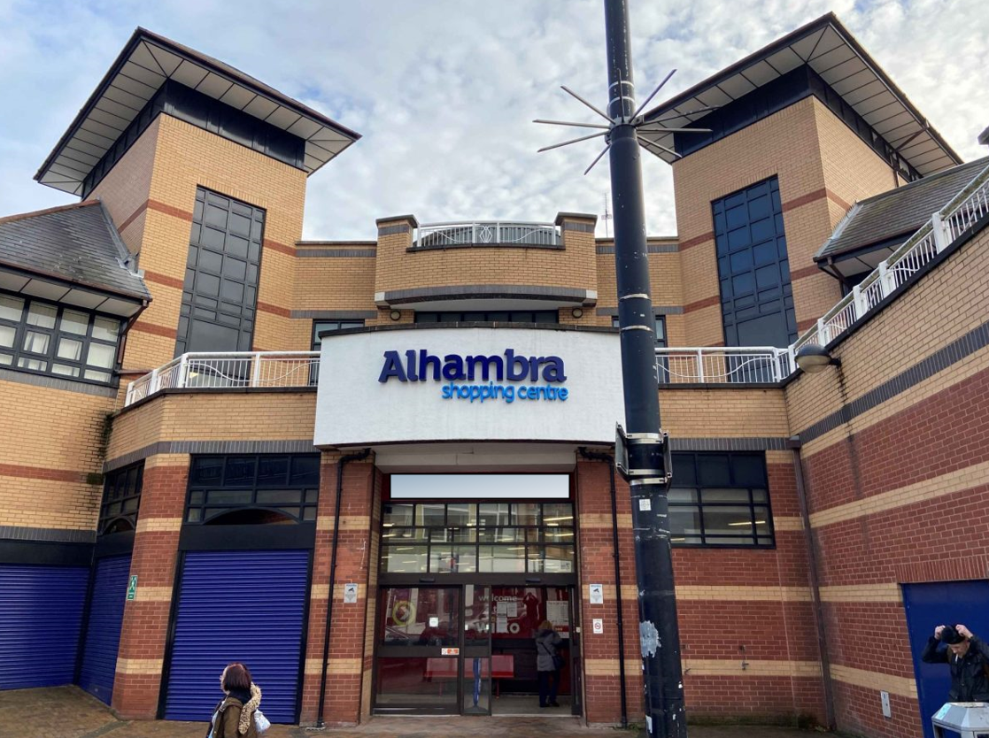 Main entrance of the Alhambra shopping centre.